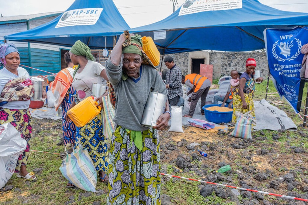 Des équipes du PAM fournissent une aide alimentaire aux déplacés internes d’un camp, près de Goma, dans l'est de la RDC (photo d'archives)